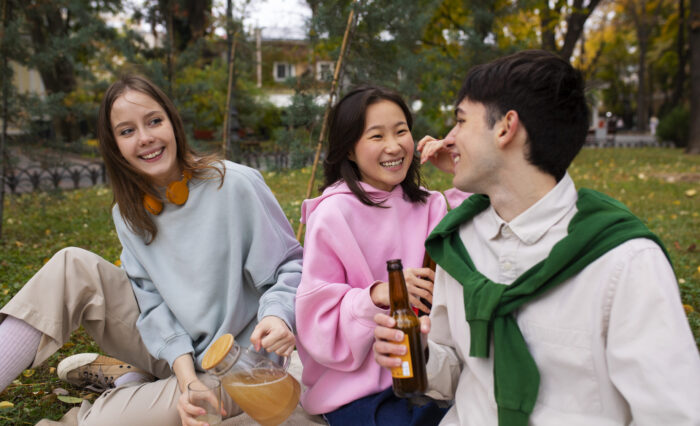 front-view-friends-drinking-kombucha